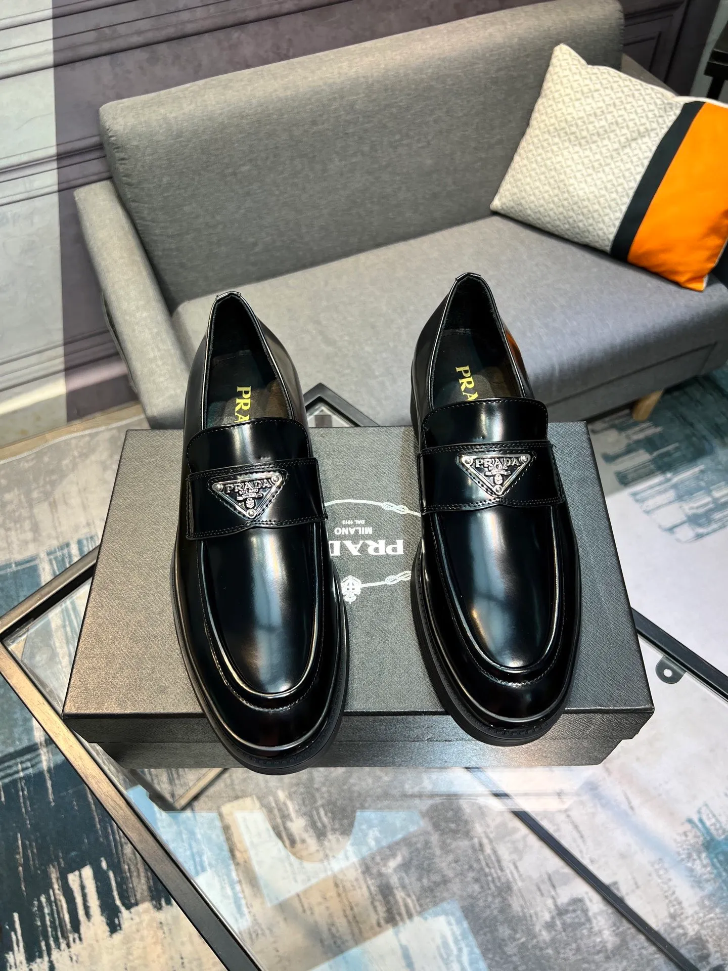 Men's clothing and shoes 💰860 Prada/Prada's new glossy leather loafers are made of open-edge beaded uppers imported from Italy, slip-on loafers style, large piece splicing design, durable and non-deforming, heavy-duty construction, exquisite mark stitching, same material ribbon decoration, blending classic and modern styles, lining with dyed calfskin, standard PRADA logo cowhide feet, original ultra-light matte texture and embossed leather outsole, light and not tired, excellent shock absorption effect, full foot comfort! Size: 39-44 (customized at 38.45)